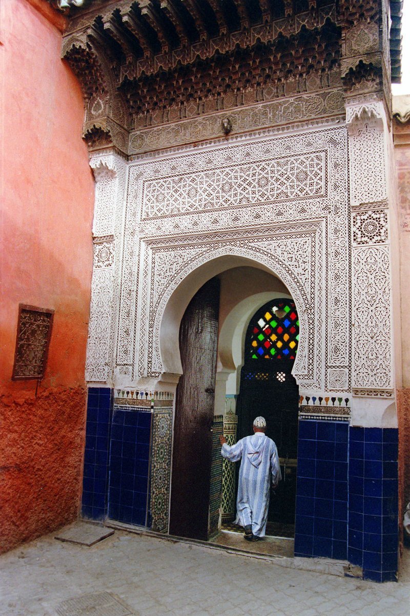 9. Марокко. Марракешская медина (кварталы древних улиц) полна архитектурных чудес. На снимке - вход в мавзолей шейха Сиди Абдель-Азиза