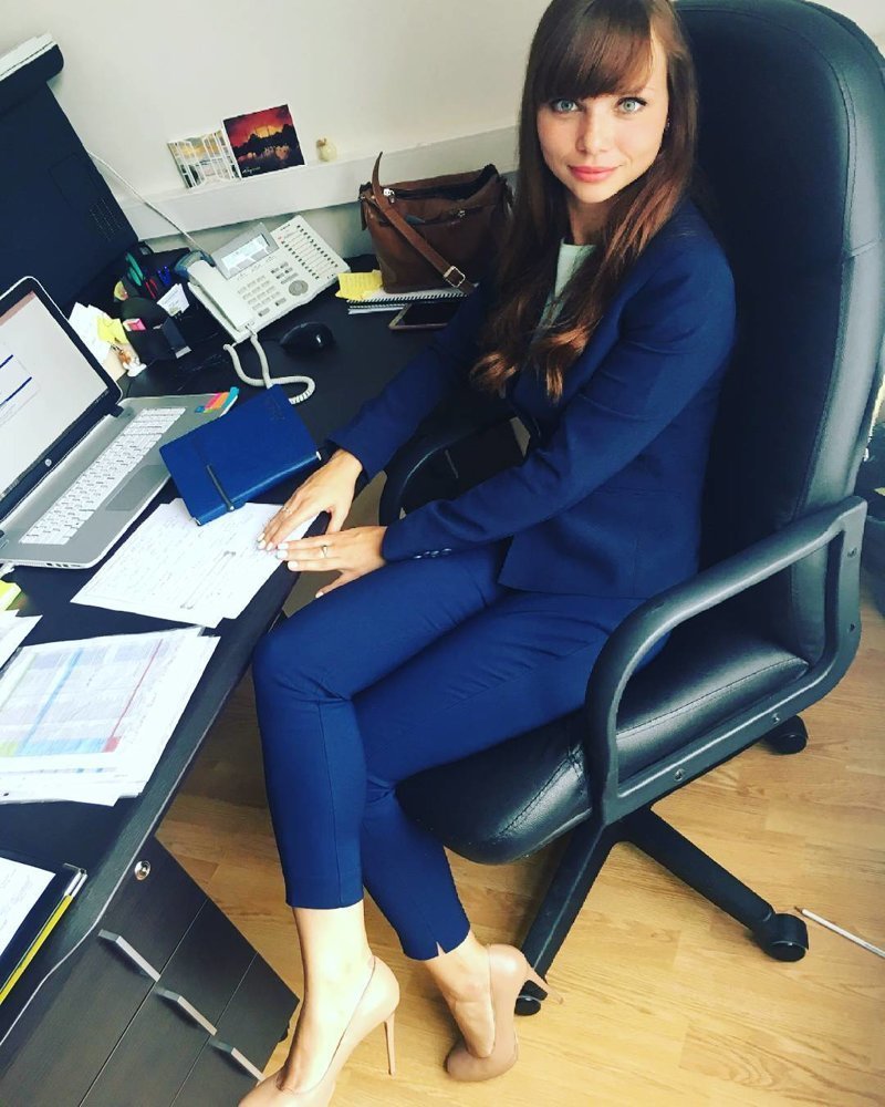 Симпатичная девушка в офисе