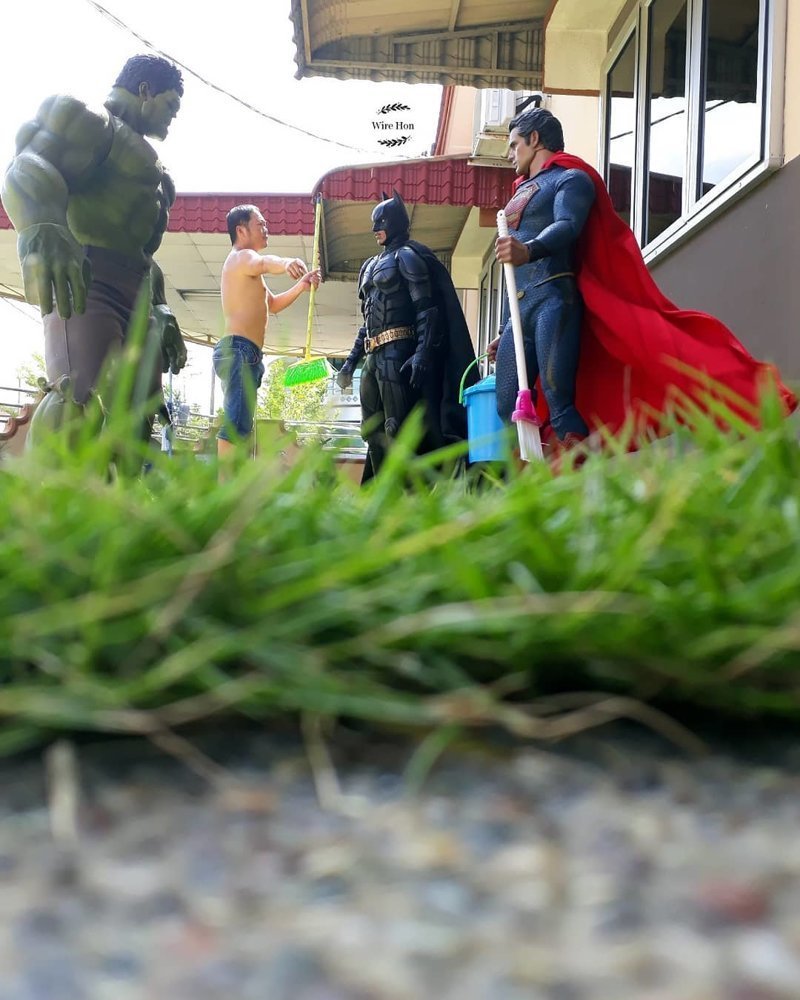 А в другой раз он заставил супергероев делать уборку у него на заднем дворе