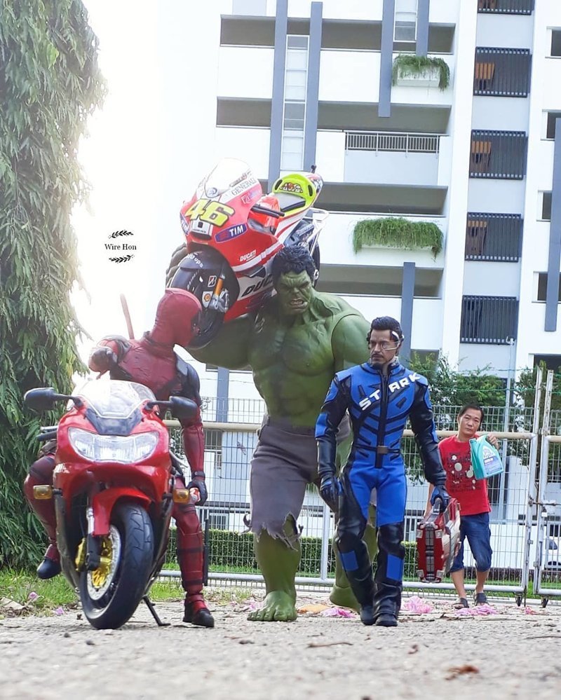 Малайзиец нашёл оригинальный способ фотографироваться с супергероями