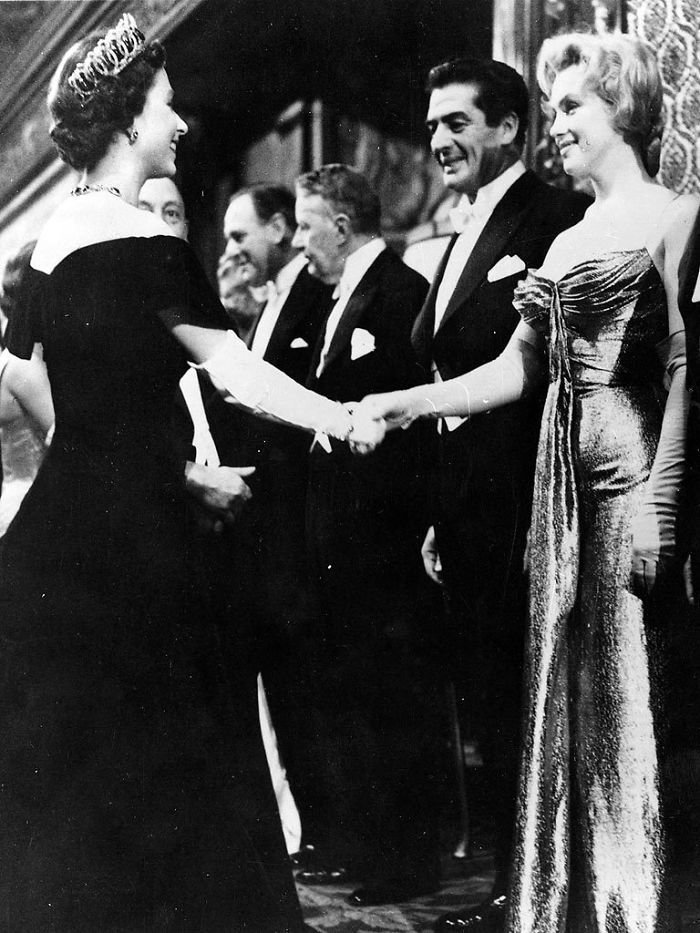 3. Мэрилин Монро и королева Елизавета родились в одном и том же году. На снимке обеим по 30 лет. Лондон, октябрь 1956 г.