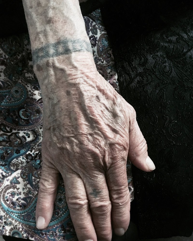 9. Внучка сфотографировала руку своей бабушки