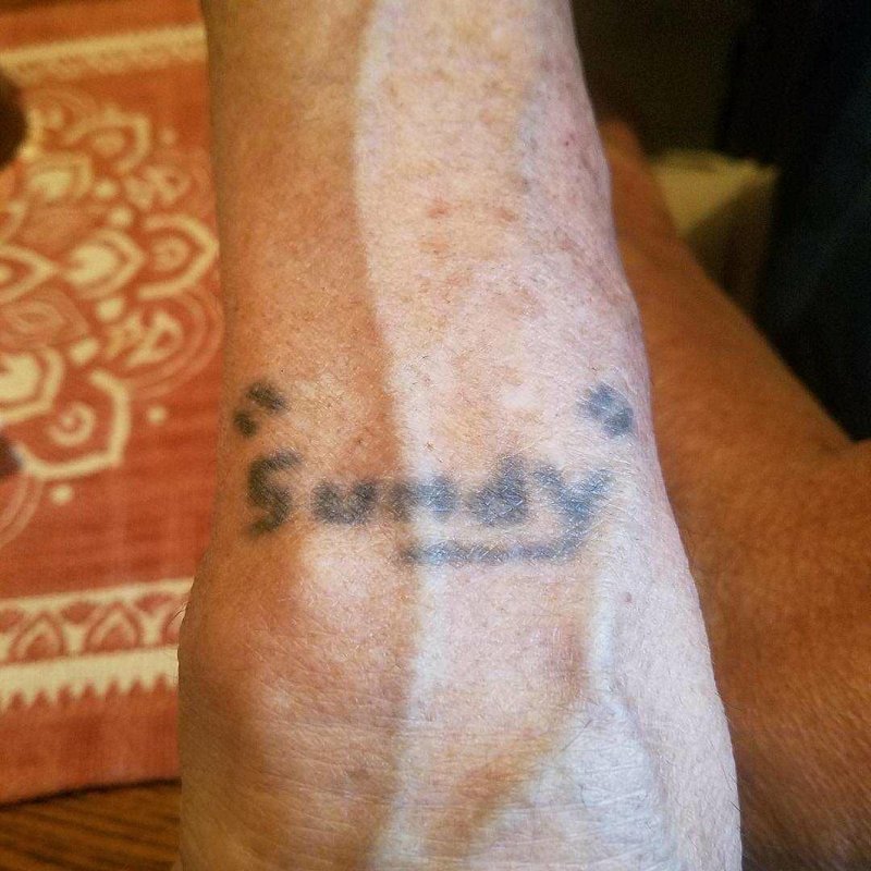 6. Этот мужчина сделал тату в 12 лет, но мастер забыл про букву A в слове, поэтому вместо "Sunday" получилось другое слово