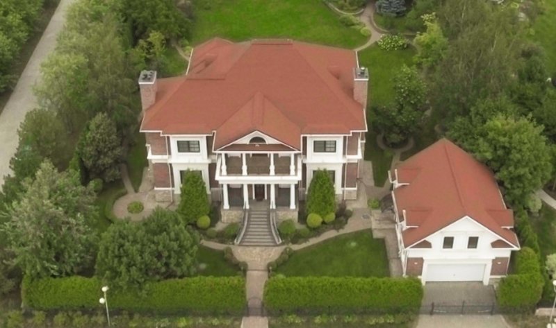 И смотрим внимательно на этот вот шестисотметровый дом.