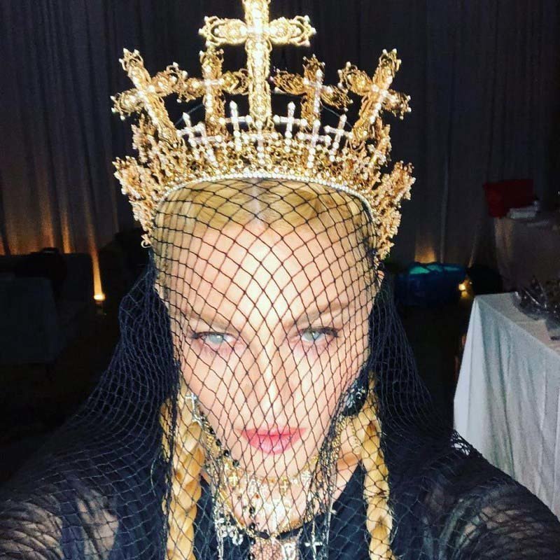 Мадонна всегда любила обращаться в своём творчестве к теме религии, поэтому мало кого из её настоящих поклонников может удивить корона с крестами