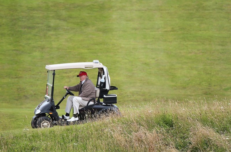 Прощанию с Маккейном Трамп предпочел игру в гольф