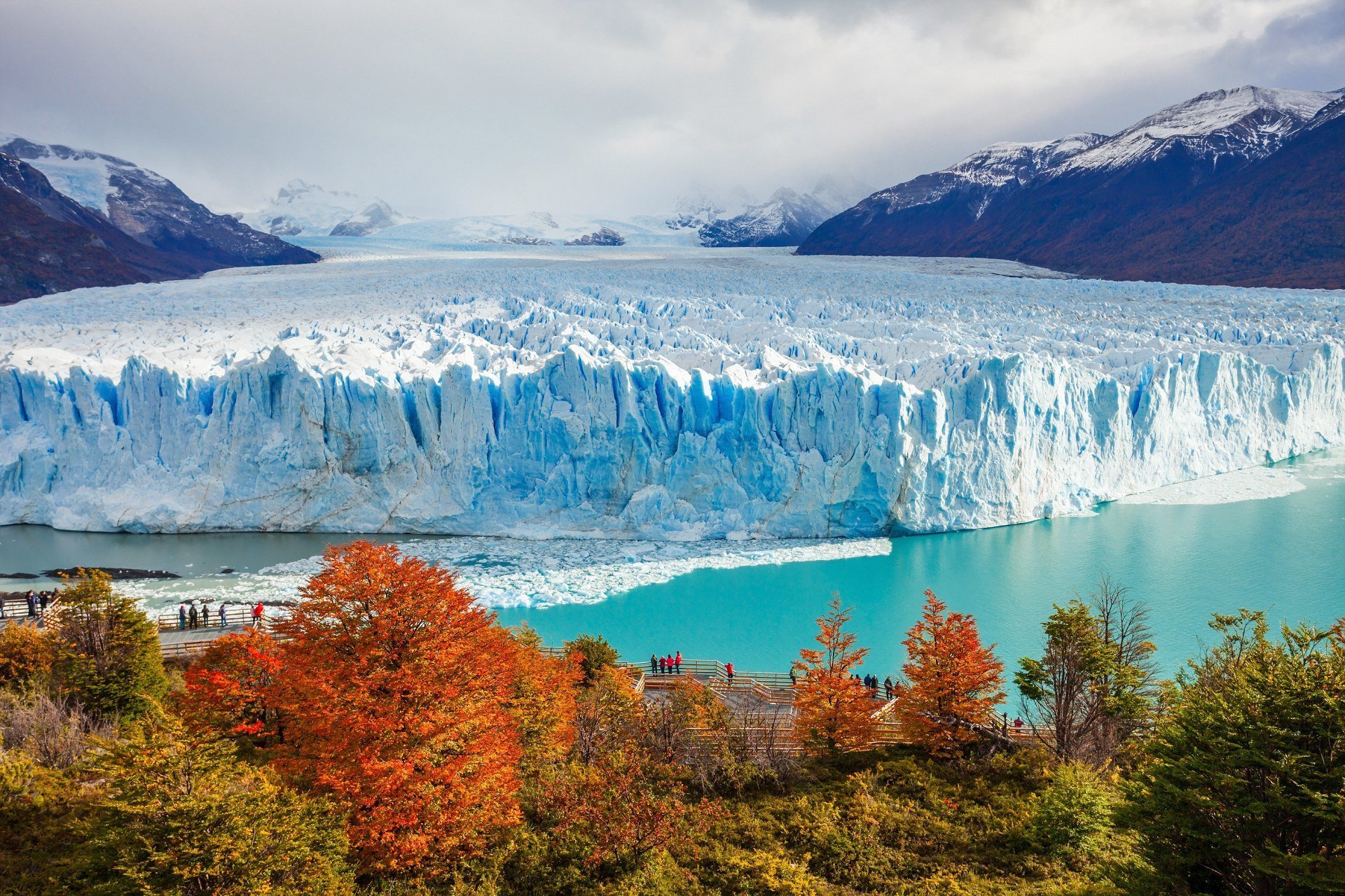 Ледник Перито-Морено расположен в национальном парке Лос-Гласьярес в провинции Санта-Крус, Аргентина. Это одна из самых важных достопримечательностей Аргентинской Патагонии