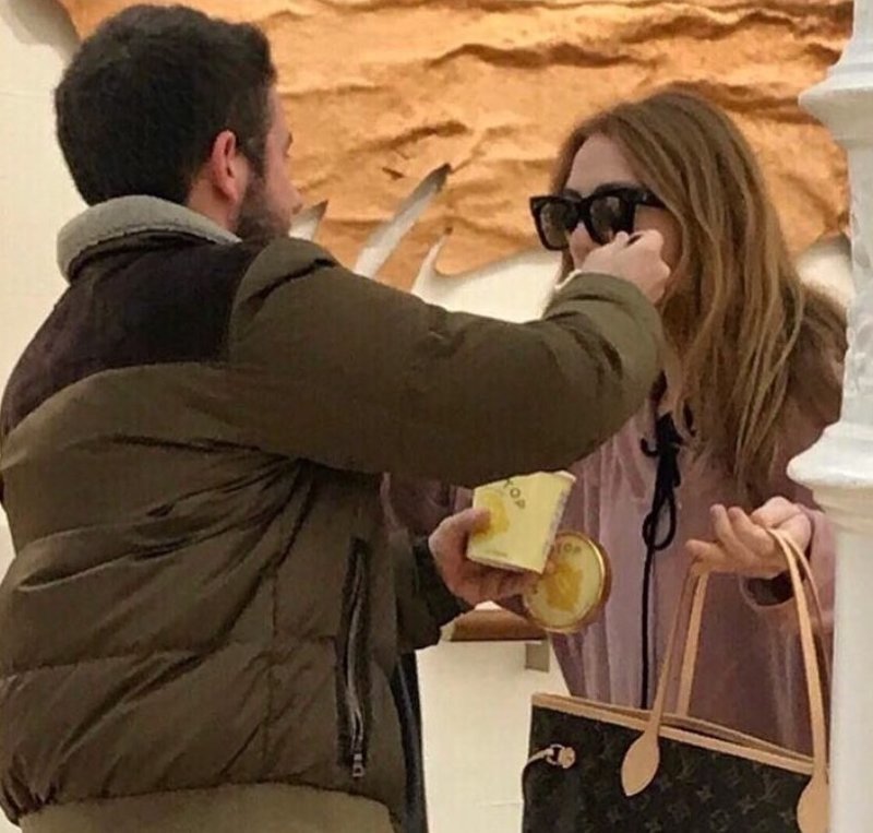 7. Этот парень кормит свою девушку мороженым, потому что у нее заняты руки