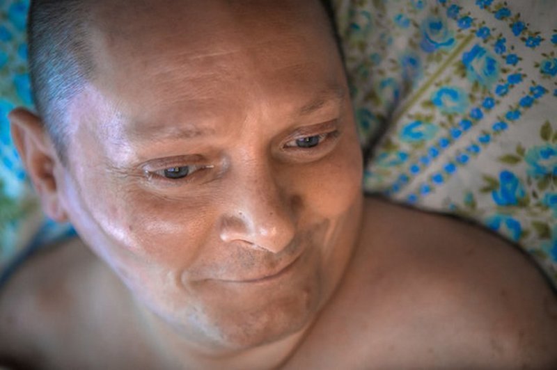 «Это не я герой, а Серега»: Как мужчина из Вилейки 15 лет заботится о парализованном друге
