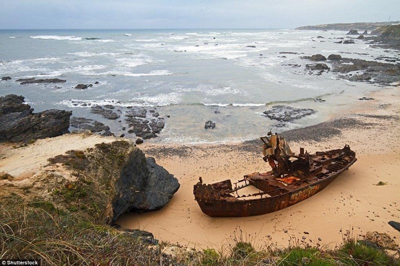 15. Неизвестная лодка после крушения у берегов Вила-Нова-де-Милфонтеш, Португалия.