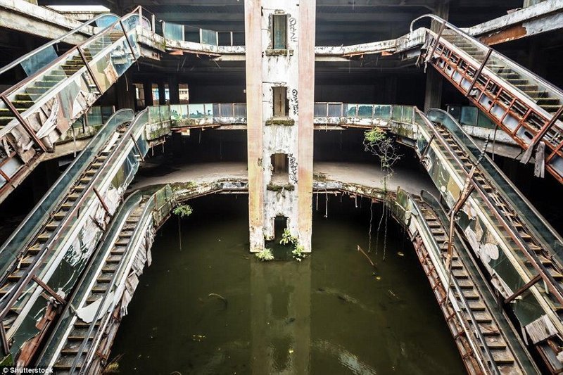 3. Торговый центр New World Mall в Бангкоке был закрыт в 1997 году из-за нарушения строительных правил. Пожар в 1999 году оставил его без крыши.