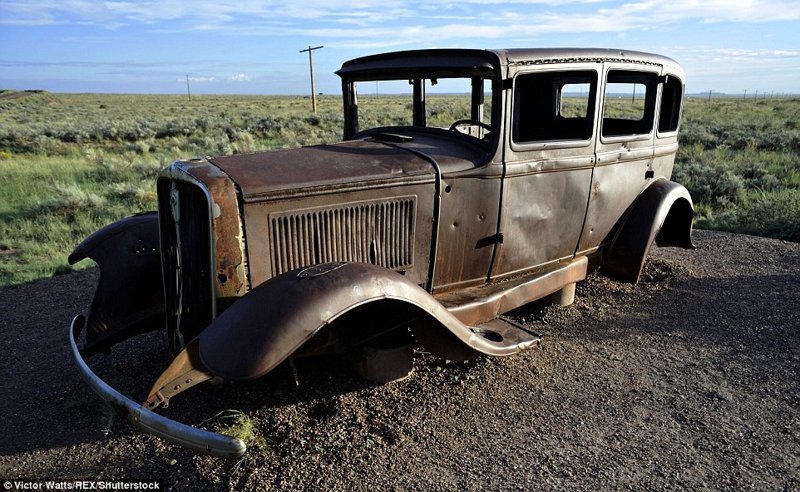 26. Заброшенный ржавый автомобиль на шоссе 66 в национальном парке Petrified Forest в Аризоне, США.