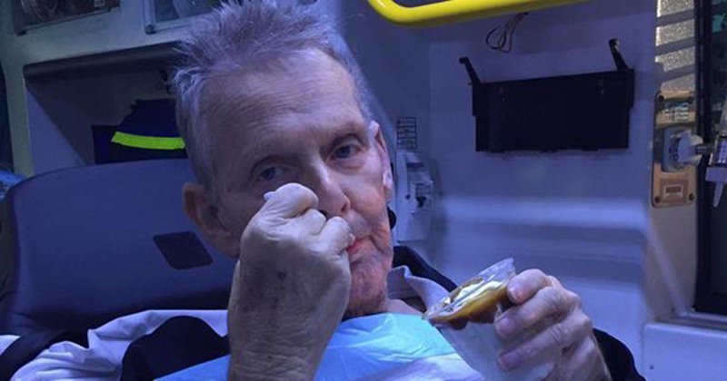 На прошлой неделе австралийские парамедики везли в машине скорой помощи в больницу умирающего 72-летнего Рона Маккартни (Ron McCartney)