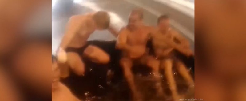 Джакузи по-сочински: полуголые мужики устроили бассейн в кузове грузовика