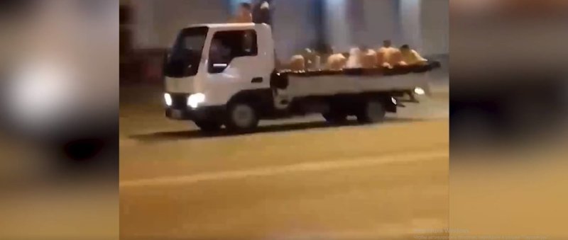 Джакузи по-сочински: полуголые мужики устроили бассейн в кузове грузовика