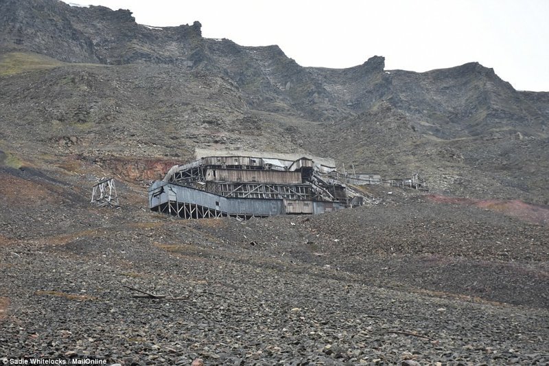 На темных склонах холмов журналистка заметила несколько заброшенных угольных шахт с деревянными лачугами.