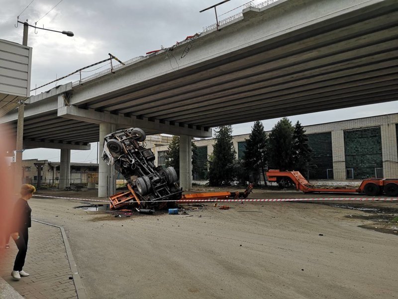 В Бресте с моста упал кран