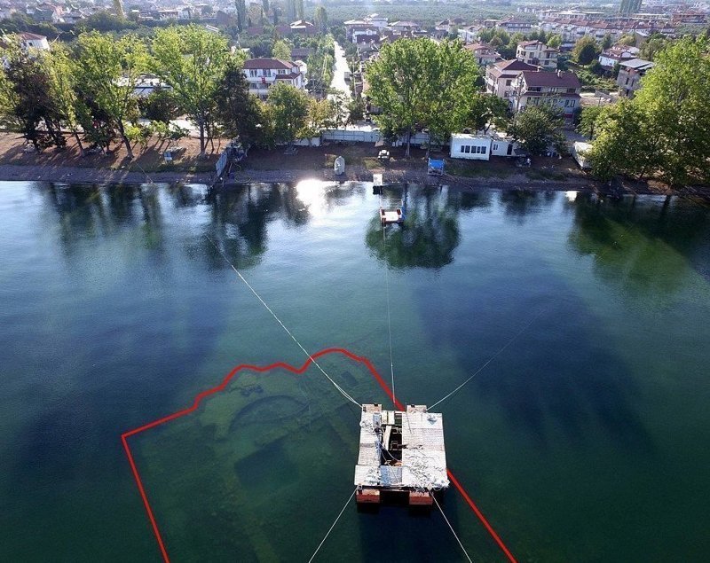 Турецкий археолог нашел на дне озера развалины легендарного собора