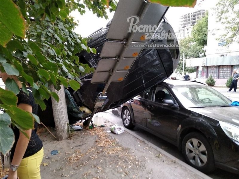 Как сообщили в региональном ГУ МВД, в аварии пострадали два пассажира SsangYong и один пешеход, стоявший на тротуаре.
