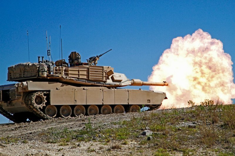Как американский танк Abrams пулеметным огнем уничтожили