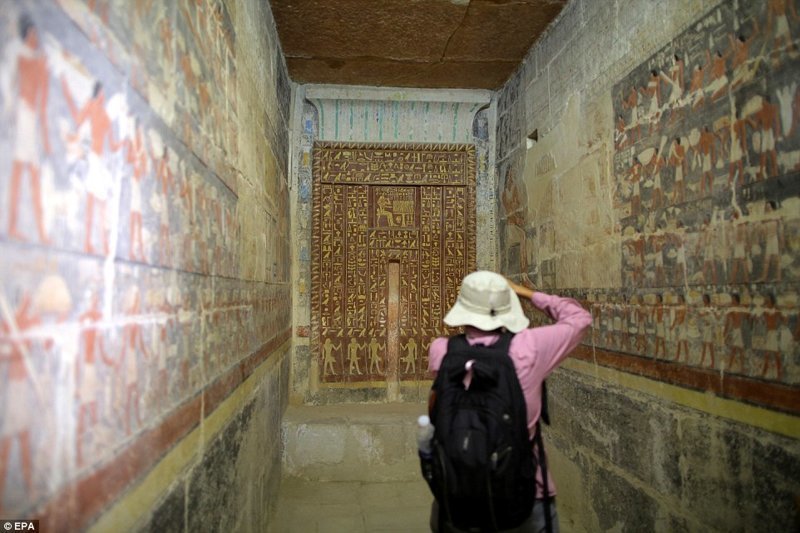Бытовые рисунки такого рода и священные тексты на стенах практически не использовались в царских гробницах до Шестой династии