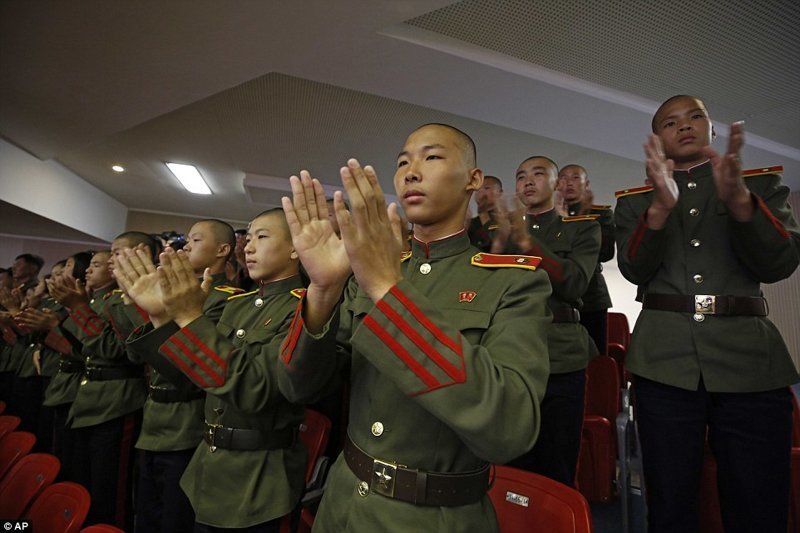 На снимке: военные кадеты среди концертной публики