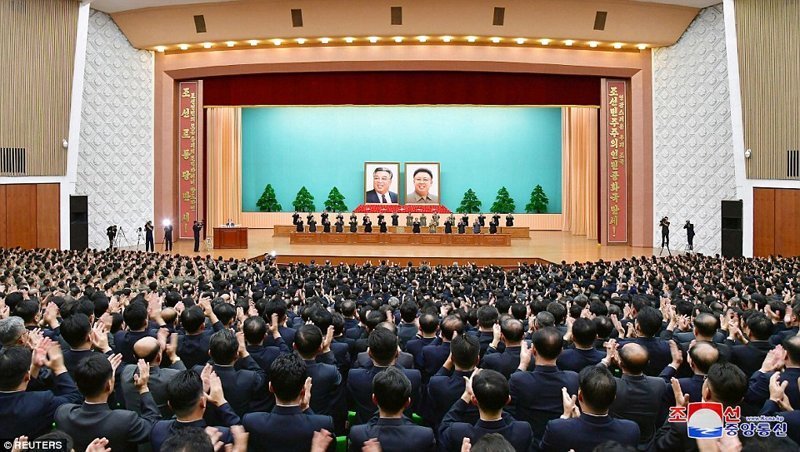 Всякий раз, когда на экране появлялось изображение дедушки нынешнего лидера, основателя КНДР Ким Ир Сена, или его последователей, аудитория взрывалась аплодисментами