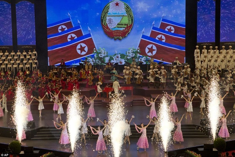 Началось празднование с церемонии открытия и великолепного концерта