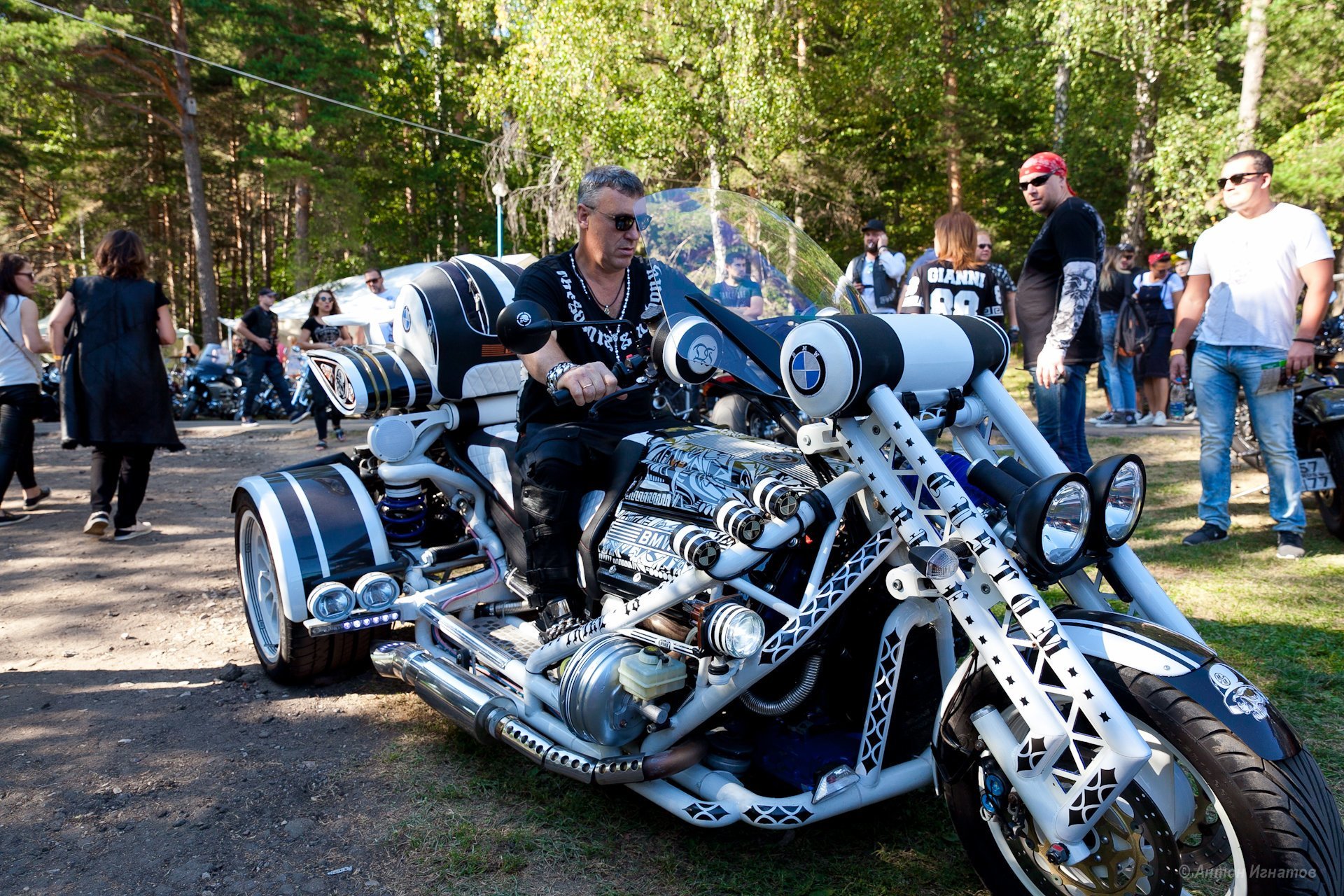 Автомобили байк в россии. Байкерские мотоциклы Harley-Davidson. Мотофестиваль байкер Бразер. Байкер на мотоцикле. Огромный мотоцикл.
