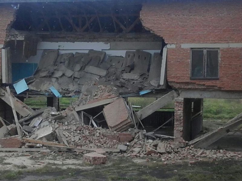 В Иркутской области посреди учебного дня обрушилось здание школы: видео с места событий