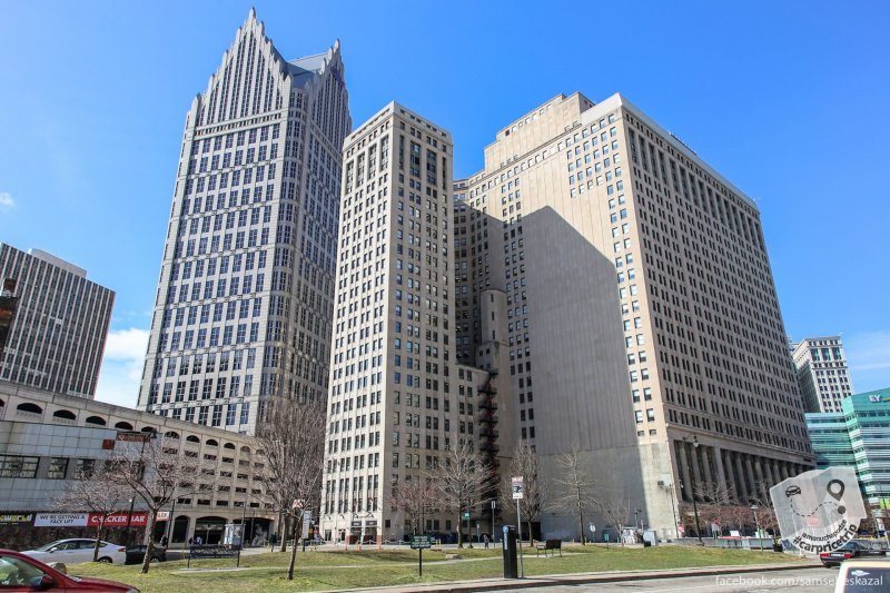 Ally Detroit Center — самое высокое офисное здание в городе, уступающее только Ренессанс Центру.