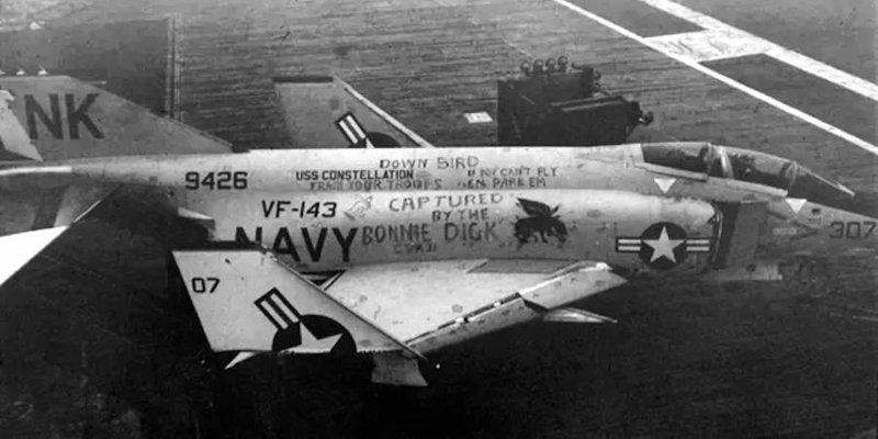 F-4«Фантом» сел на авианосец «Бон Омм Ричард» — потому и «оприходован членом бонни». Обидно, и наверняка ведь ещё и неправда.