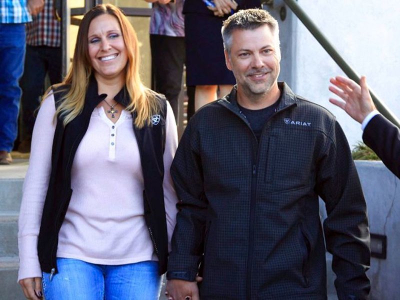 Журналисты сняли улыбающегося американца с его женой, когда они покидали здание суда