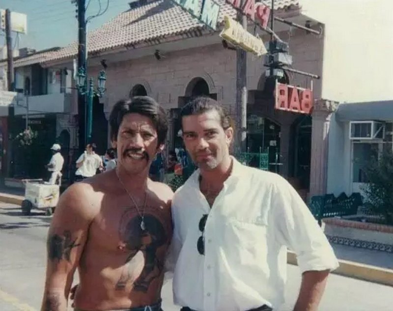 Дэнни Трехо и Антонио Бандерас на съемках фильма "Отчаянный", 1994 год.