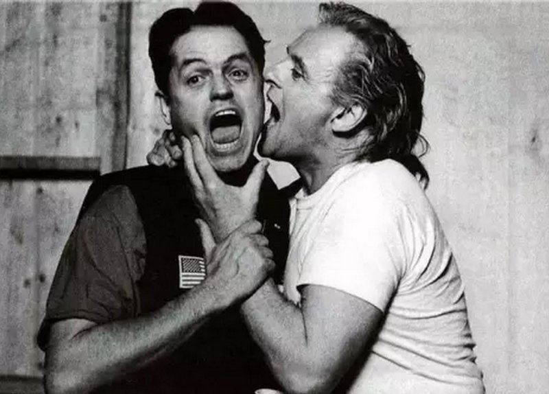 Режиссер Джонатан Демме и Энтони Хопкинс на съемках фильма "Молчание ягнят", 1990 год.