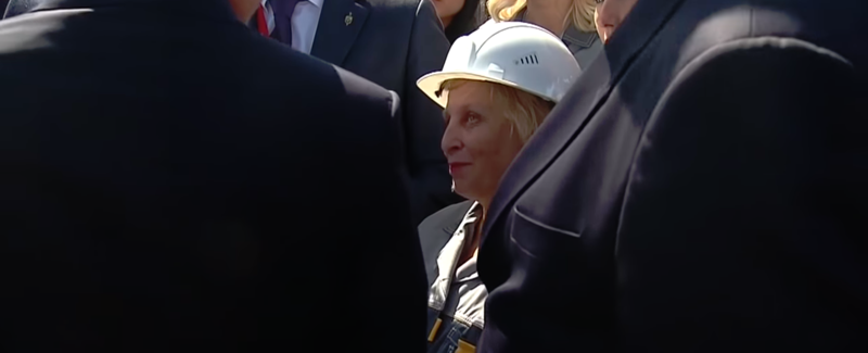 "Отдел кадров знает": Путин поспорил с работницей о ее зарплате