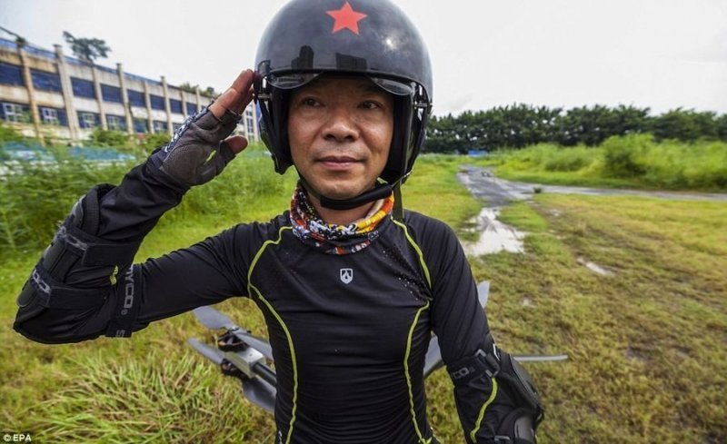 Китайский изобретатель собрал своими руками летающий мотоцикл