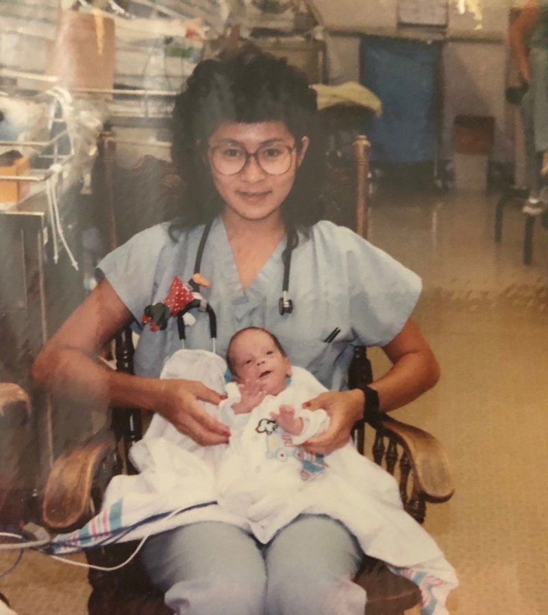 Медсестра узнала в коллеге малыша, которого спасла почти 30 лет назад