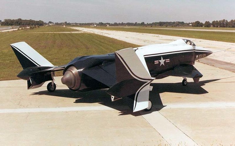 XFV-12A представляет собой сверхзвуковой высокоплан, построенный по схеме "утка",  со стреловидным крылом и трапециевидными горизонтальным оперением, расположенным в носовой нижней части фюзеляжа