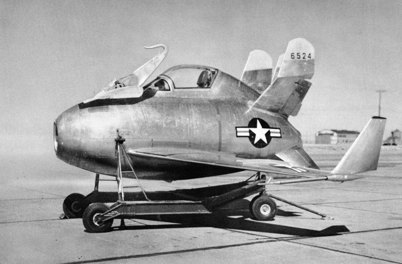 McDonnell XF-85 «Goblin» — американский прототип реактивного истребителя, который предполагалось запускать из бомболюка самолёта Convair B-36 (1948 год)