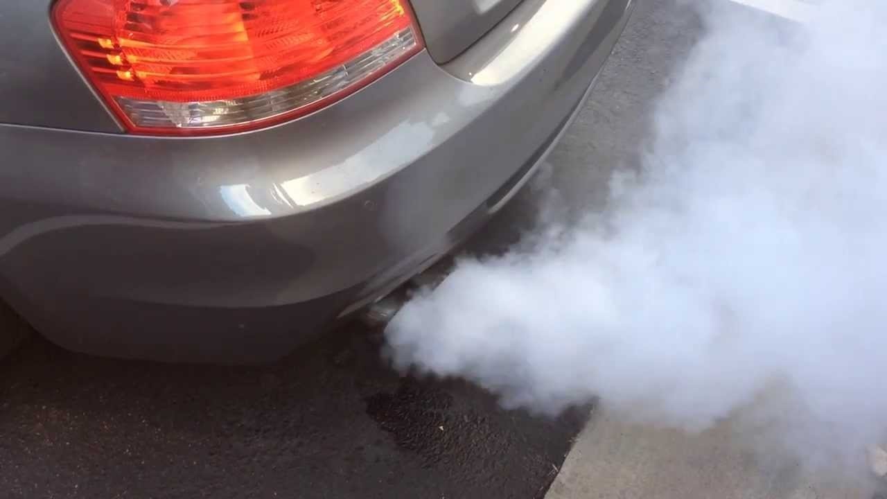 Выхлопные газы сильные. Volkswagen Diesel выхлоп чёрный дым. Сизый дым. Сизый дым из выхлопной трубы. Белый дым из выхлопной трубы.