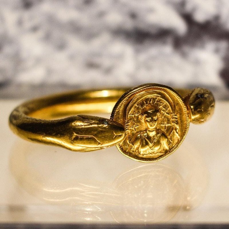 17. Золотой браслет, найденный на останках женщины, Помпеи, 1 век нашей эры