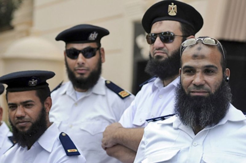 "Не положено!": египетских полицейских с бородами отстранят от службы