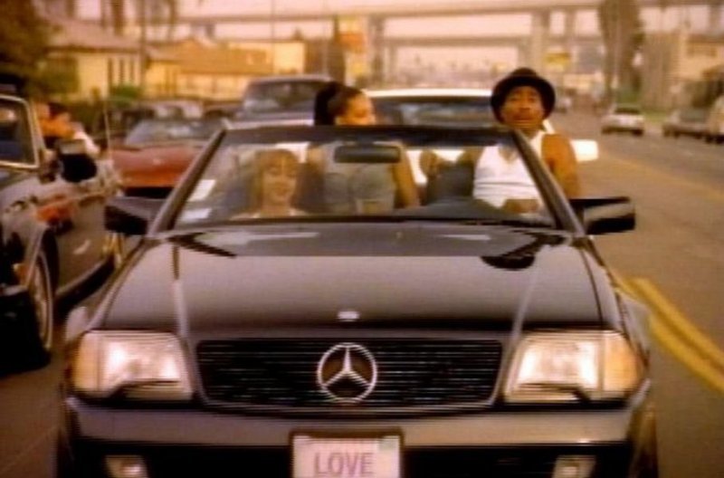 В песне Picture Me Rollin с альбома 1996 года «All Eyez On Me» Тупак читает «Picture me rollin' in my 500 Benz» — имеется в виду родстер Mercedes-Benz 500SL (W129)
