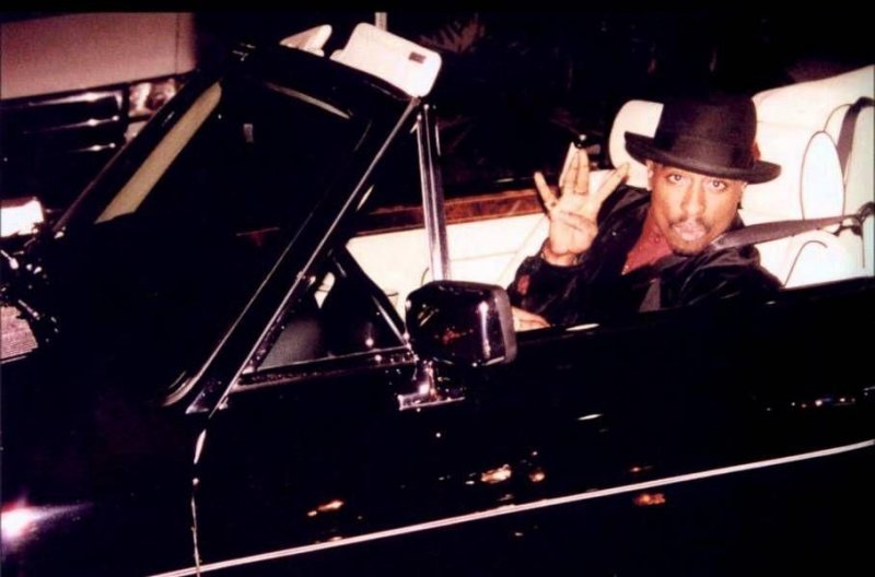 Любимой машиной рэпера был черный кабриолет Rolls-Royce Corniche IV 1995 года, который он купил всего за два месяца до смерти. Машина была оформлена на студию звукозаписи Death Row Records