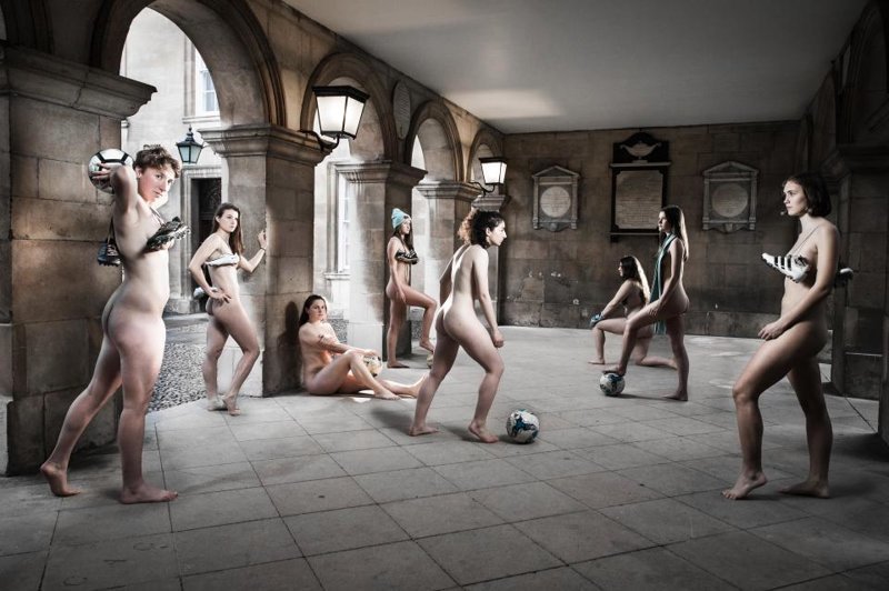 Студенты Кембриджа снялись голыми ради благотворительности