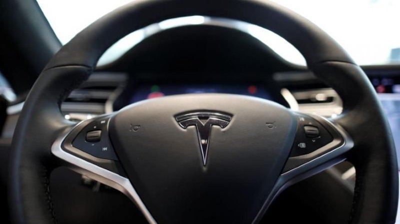 Хакеры показали, как быстро взломать и угнать Tesla Model S