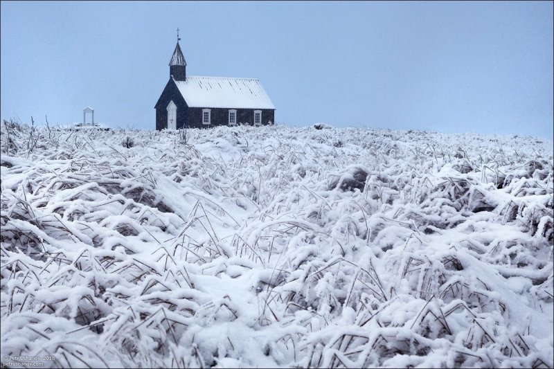 Исландские церкви красивы в любую погоду. На заднем плане, кстати, красивые горы. Но их не видно.