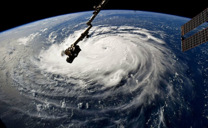 На суши ураганы наносят огромные разрушения, серьезно повреждают здания, строения и дома, вырывают деревья с корнями. Случай очень редкий.