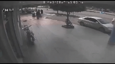 -Закал новую запаску, сказали будет экспресс - доставка...